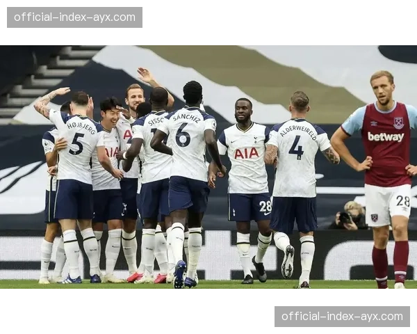 季前赛上演温情一幕：狂热队新秀在首秀后将比赛用球送给到场母亲