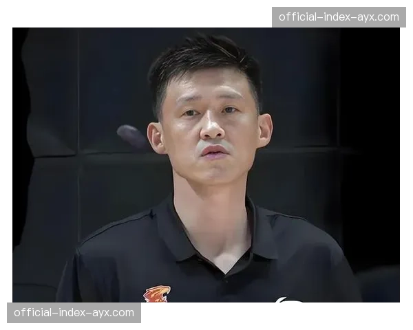 终场哨响，老将周鹏与对方球员逐一拥抱，场面感人